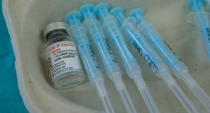 Vacuna de Moderna muestra alta eficacia contra variantes alfa y beta