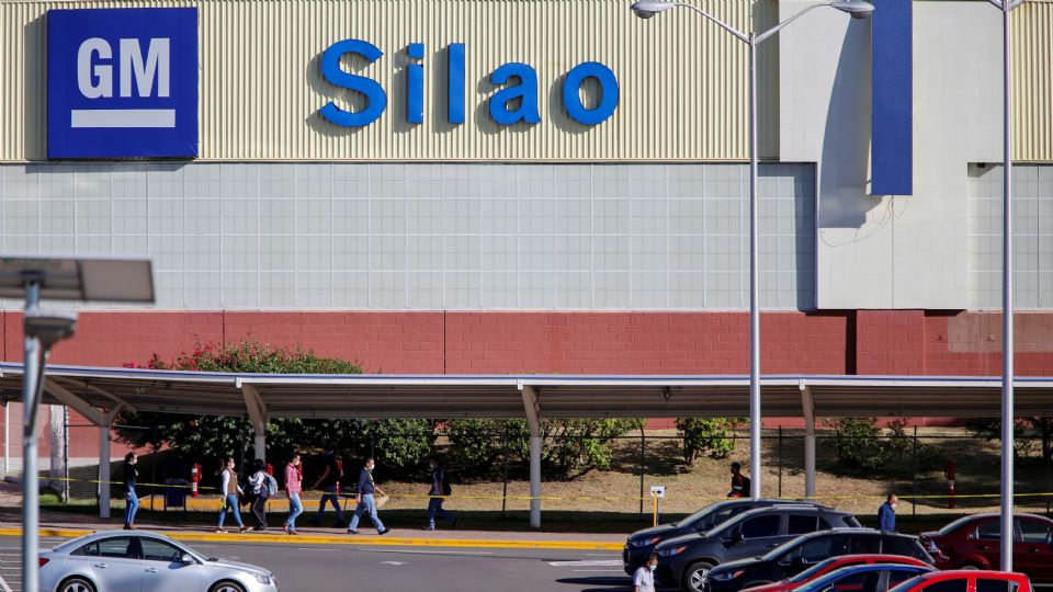 Trabajadores y GM llegan a acuerdo de alza salarial en Silao.