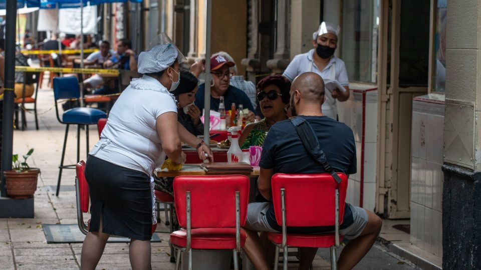 Restaurantes modifican sus menús para no impactar a los clientes por el alza en la inflación.