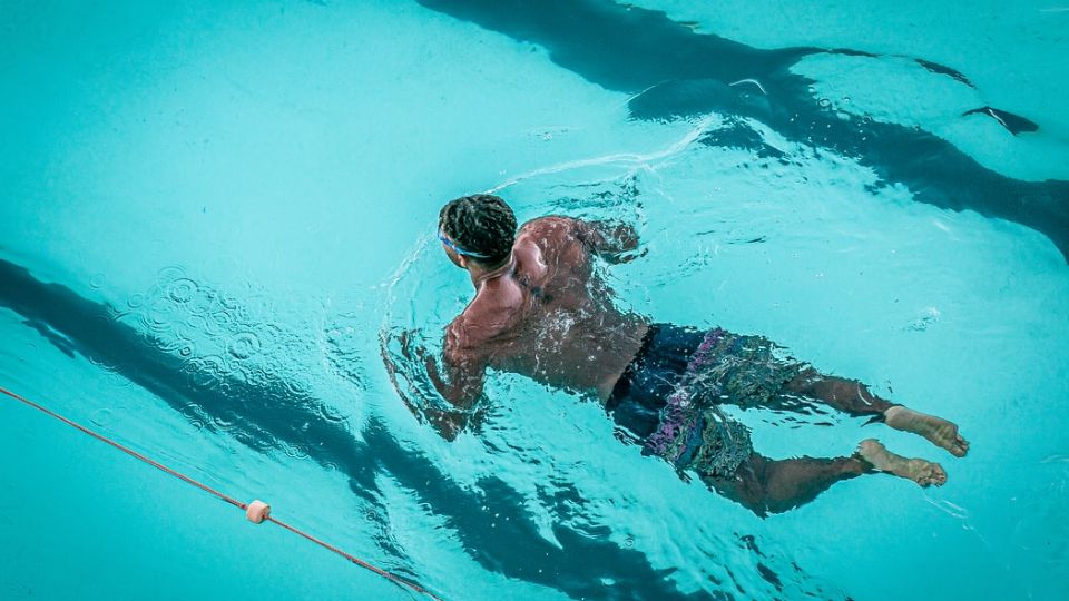 Nadar genera muchos beneficios para el cuerpo y la mente.