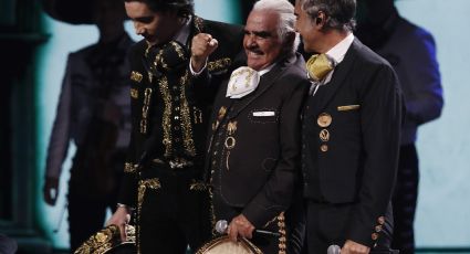 ¡Vicente Fernández presente! Alejandro Fernández y su hijo lo recuerdan en concierto