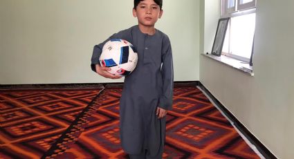 Niño afgano que usó camiseta de plástico de Messi teme a los talibanes