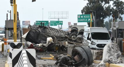 Tráiler impacta vehículos en caseta de cobro de la autopista México-Puebla