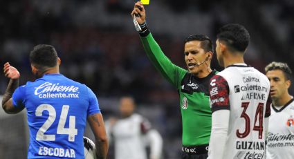 Árbitro explota y ofende a jugador de Cruz Azul al decirle: "bájale de hu..."