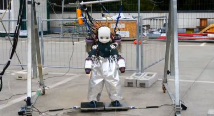 ¡Igualito a IronMan! Crean robot que vuela con motores de reacción