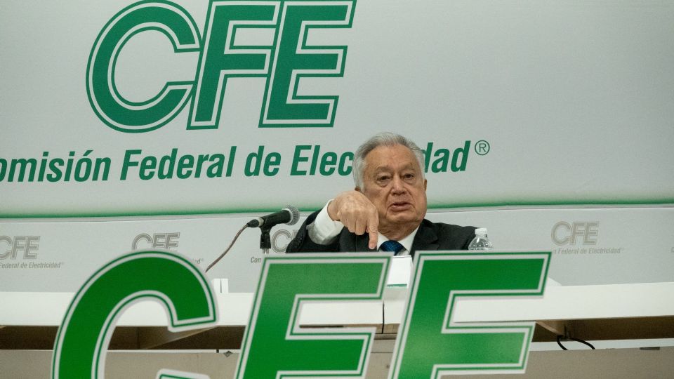 La CFE, dirigida por Manuel Bartlett Díaz, sufre una baja en su calificación