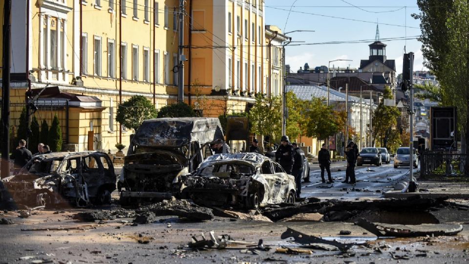 Destrucción de autos en Kiev tras bombardeos