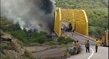 Pipa con gasolina explota tras chocar con puente en la autopista Siglo XXI (Video)