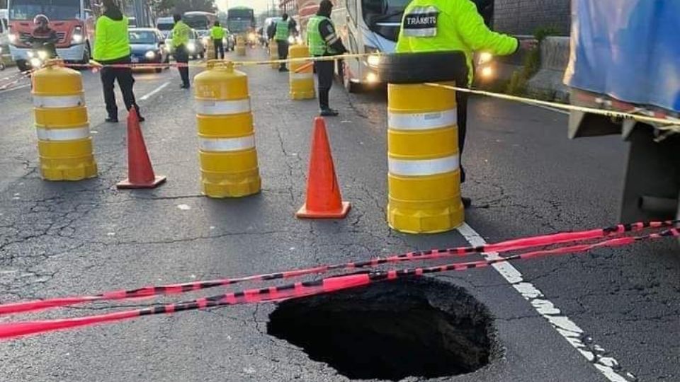 El socavón se formó en carriles centrales de la calzada Ignacio Zaragoza.