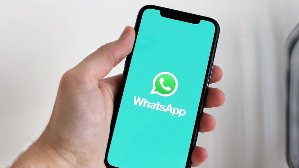 Usuario de WhatsApp abriendo la aplicación en su celular.