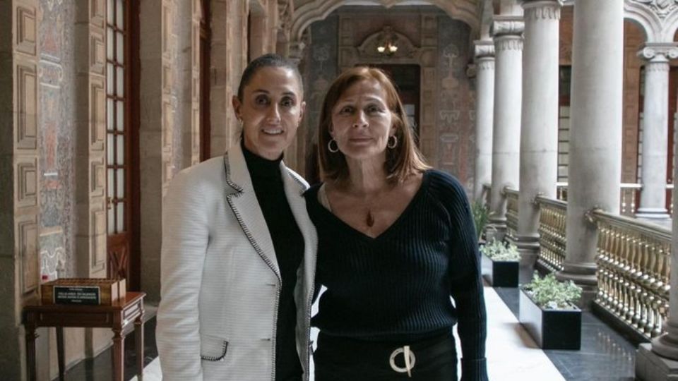 Claudia Sheinbaum, jefa de Gobierno de la CDMX y Tatiana Clouthier, en la sede del GCDMX.