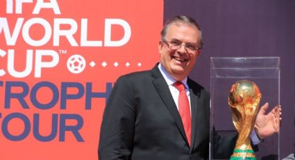 Marcelo Ebrard recibe la Copa Mundial de la FIFA 2022 en el AIFA