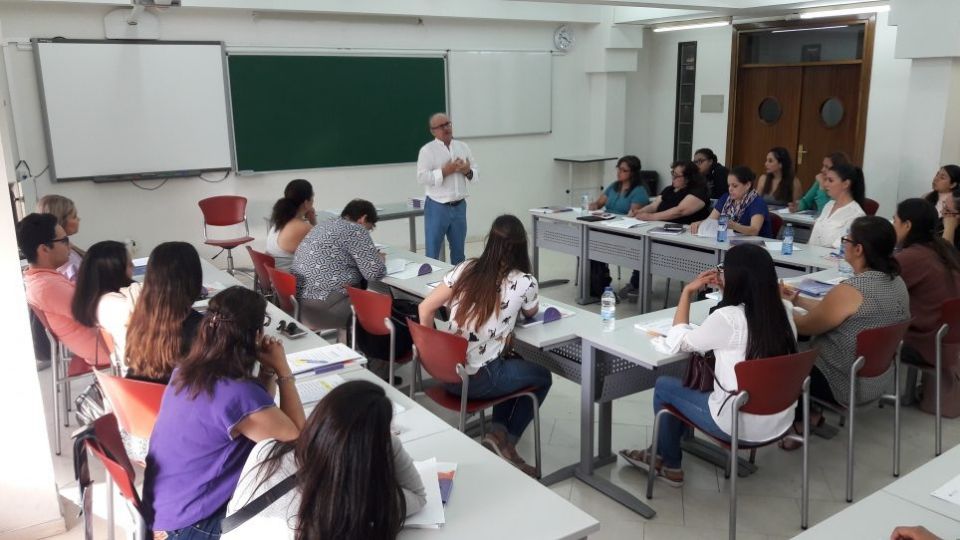 Estudiantes tomando clase en España