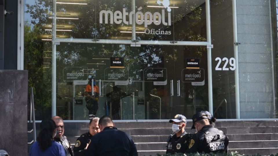 En Plaza Metrópoli en San Pedro de los Pinos, se registró una balacera con saldo de un muerto.