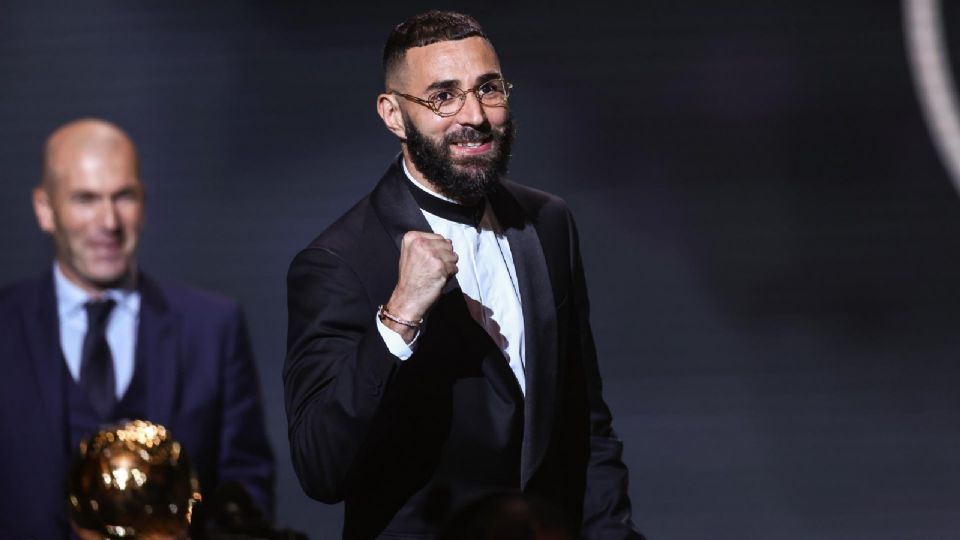 Karim Benzema del  Real Madrid celebró su premió como mejor jugador.