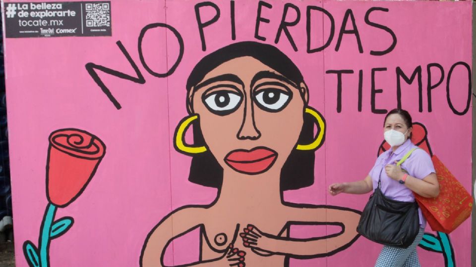 Mural que alienta a las mujeres a realizarse un autoexamen de mamás para identificar cambios en los tejidos mamarios a tiempo