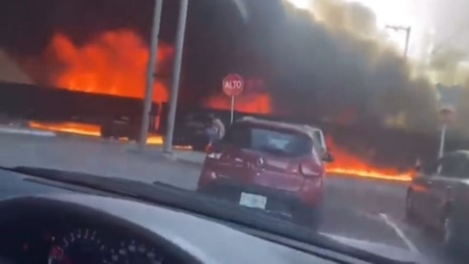 En el evento se vieron involucrados al menos tres autos más que se encontraban estacionados bajo el puente.