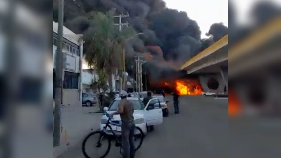 Columna de humo y llamas por el choque entre la pipa y el tren en Aguascalientes.