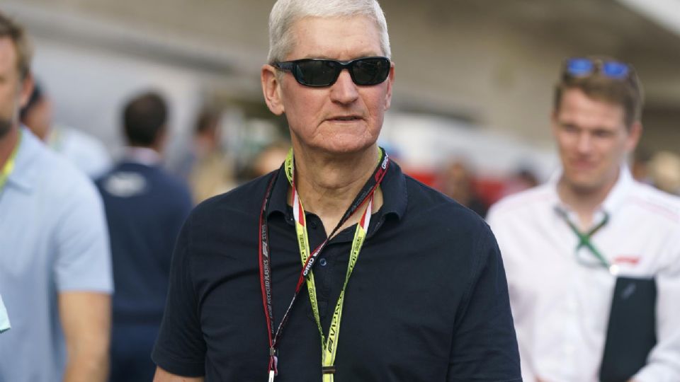 El CEO Apple, Tim Cook, durante su llegada a la Formula uno