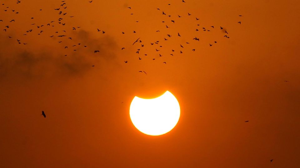 Vista del eclipse solar parcial desde Karachi, Pakistán.