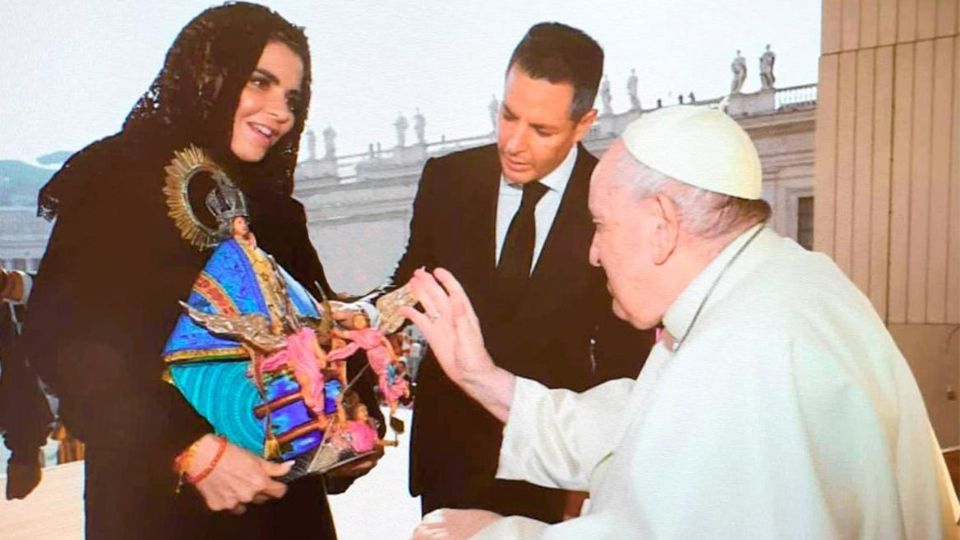 El gobernador de Oaxaca, Alejandro Murat y su esposa, Ivette Morán de Murat, entregan la pieza artesanal al papa Francisco.