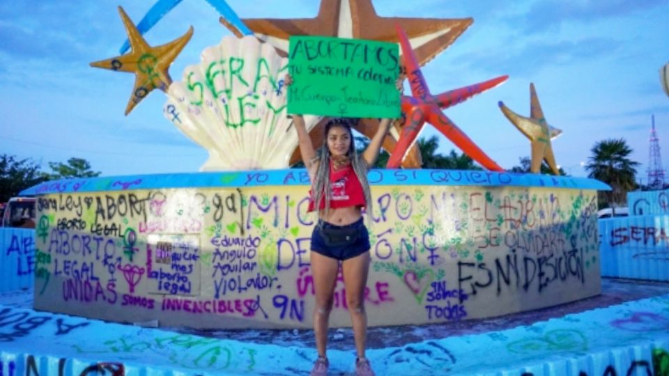 Agrupaciones feministas se dieron cita en la Glorieta del Ceviche en Cancún, Quintana Roo, para celebrar la decisión del Congreso.