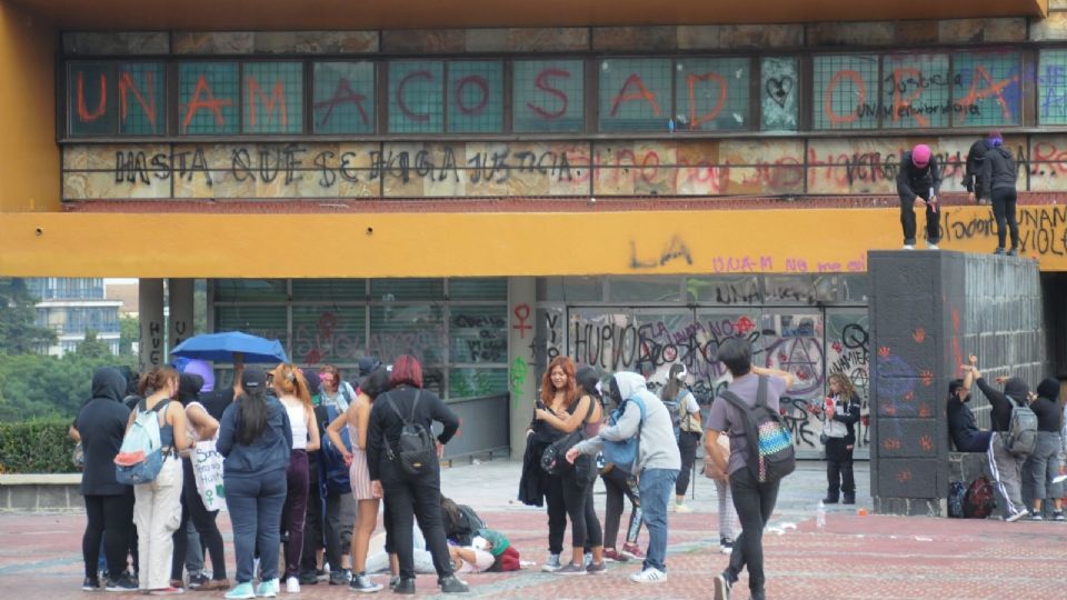 Escuelas y Facultades de la UNAM siguen en paro por agresiones a una alumna en el CCH Sur.