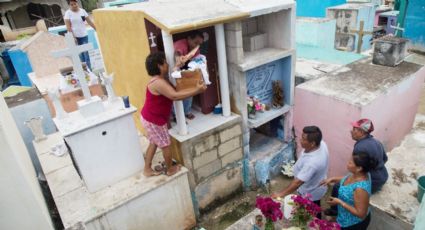 Pomuch: Pobladores exhuman y limpian los huesos de los difuntos para el Día de Muertos