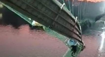 Cae puente colgante en Gujarat, India; reportan al menos 68 muertos