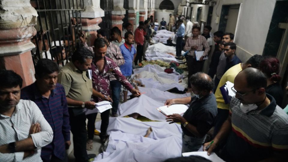 Velorio tras la muerte de más de 100 personas en la India
