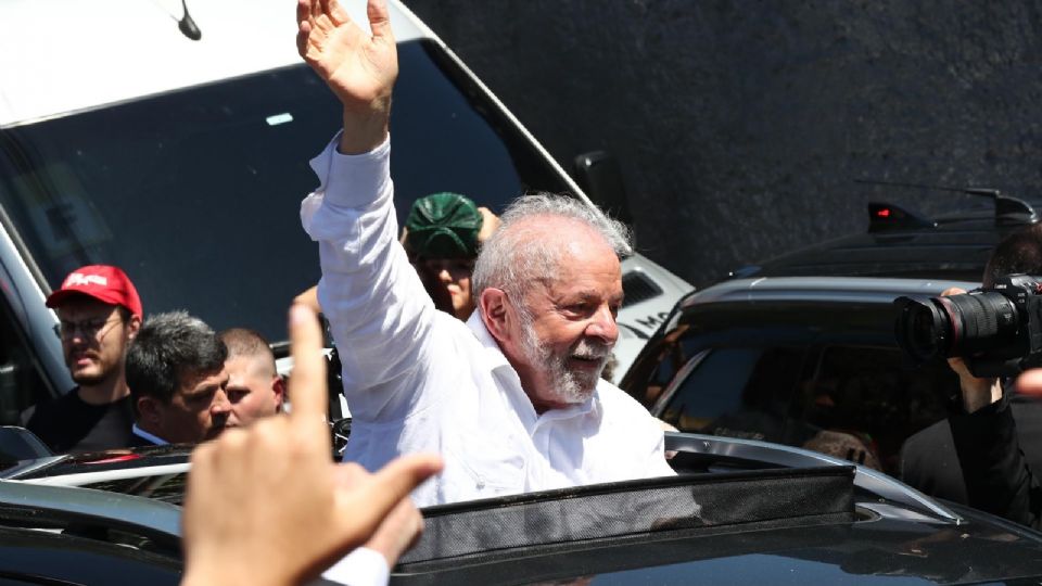 Luiz Inácio Lula da Silva saluda a su salida tras votar en la segunda ronda de las elecciones presidenciales.
