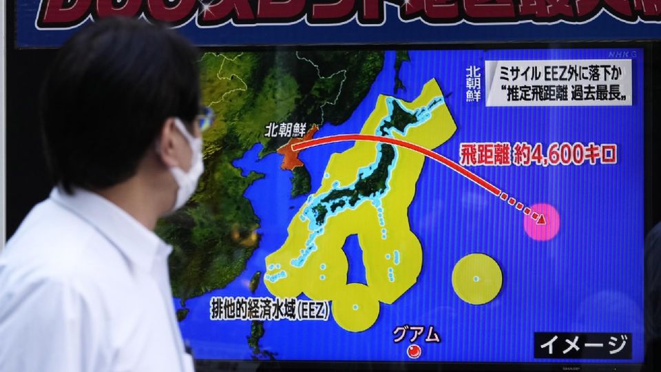 Un hombre se para a mirar una infografía sobre el lanzamiento de un misil balístico de Corea del Norte que sobrevoló territorio japonés
