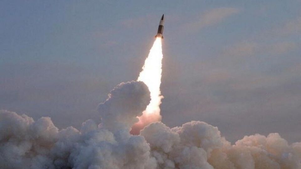 Corea del Norte lanza un misil balístico no identificado al mar de Japón.