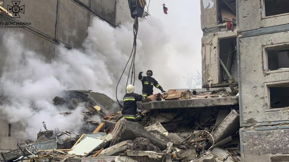 Servicio de Emergencia del Estado muestra a los rescatistas ucranianos trabajando en el lugar de un bombardeo.