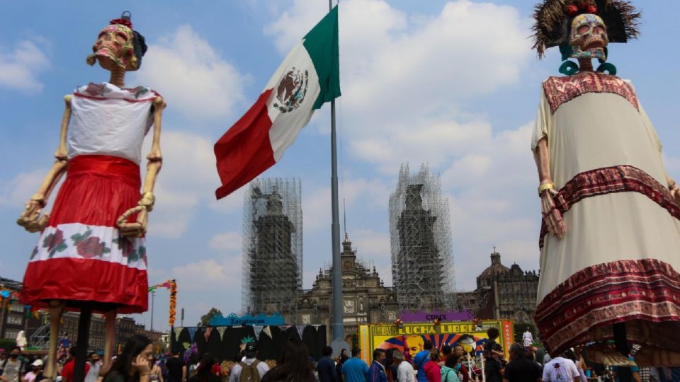 Mega Ofrenda en el Zócalo, a dónde Miles de paseantes nacionales y extranjeros.