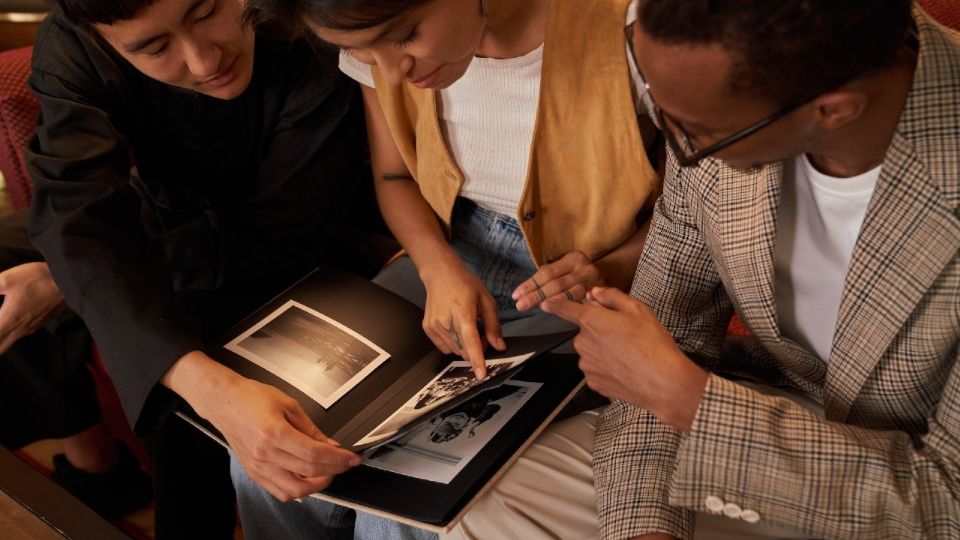 Personas viendo fotos antiguas.