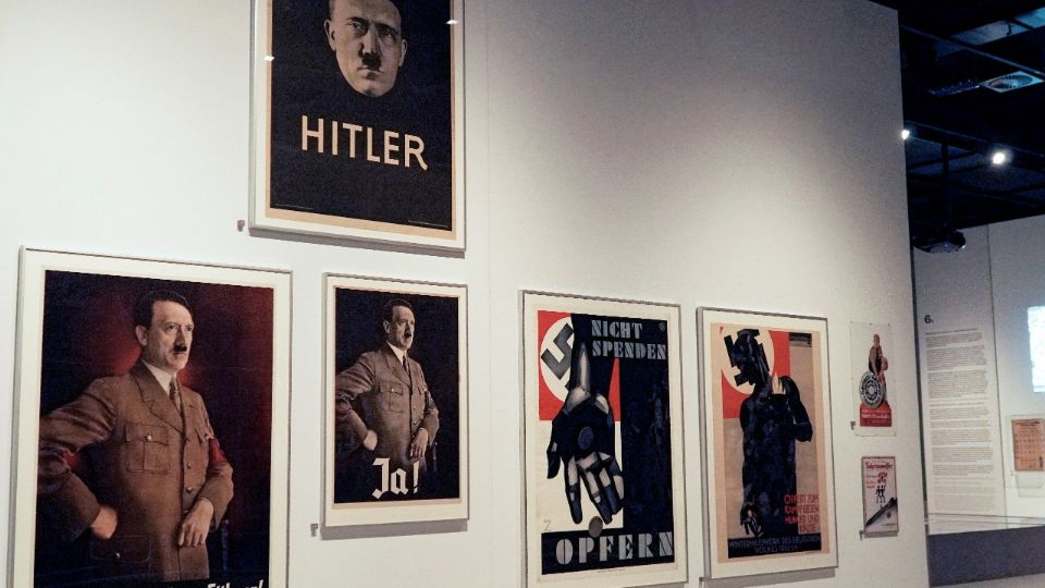La exposición del Diseño del Tercer Reich, con fotos de Adolf Hitler.