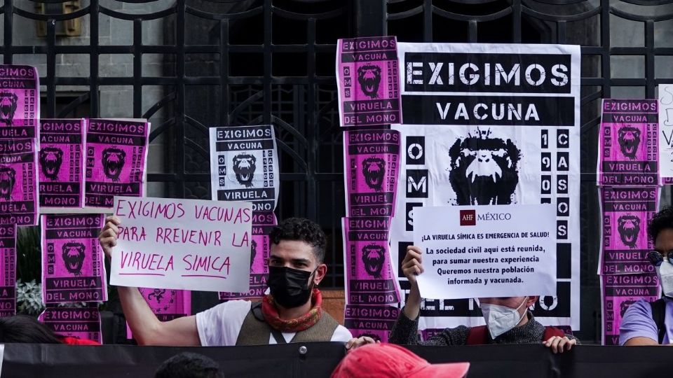 Manifestantes piden vacunas contra la viruela símica.