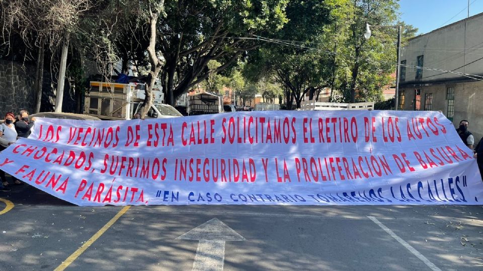 Vecinos de Tlalpan exigen retiro de autos siniestrados de una calle de la alcaldía.