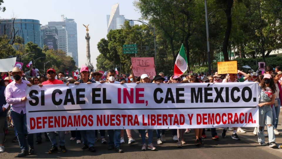 Marcha en defensa del INE en Paseo de la Reforma.