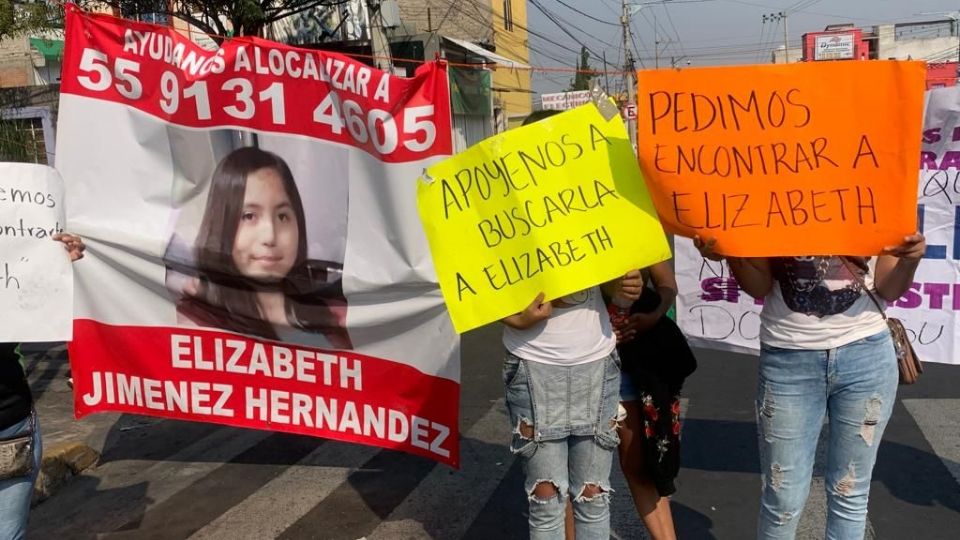 Familiares de la menor Elizabeth Jiménez Hernández, protestan por su desaparición.