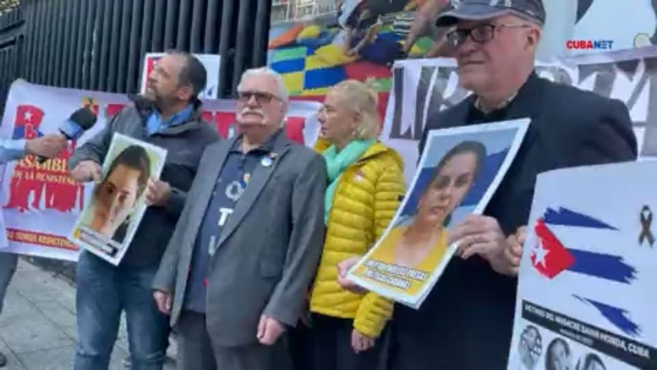 Manifestantes cubano afuera de la embajada de cuba en el país