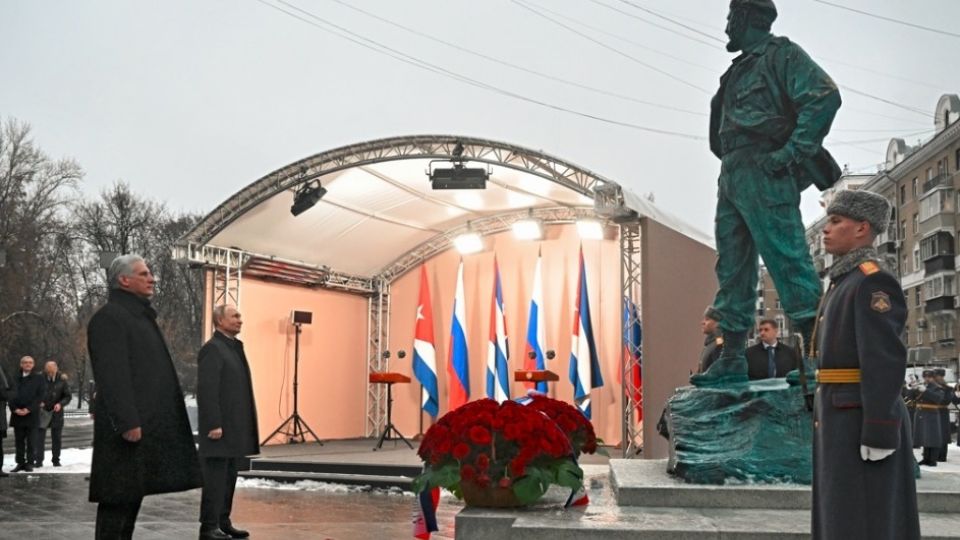 Presidente de Cuba se reúne con Vladímir Putin e inauguran una estatua de Fidel Castro.