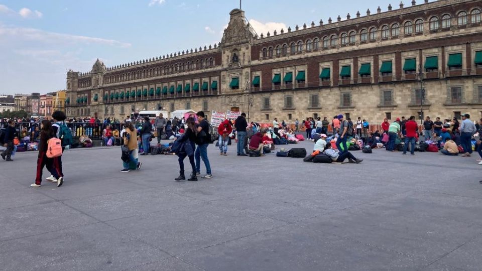 Dicen maestros disidentes que se quedarán en el Zócalo pese a marcha de AMLO.