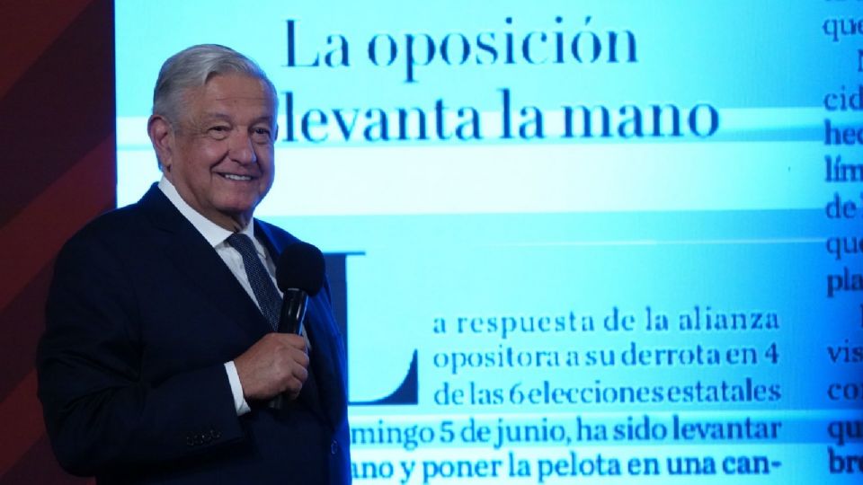 Andrés Manuel López Obrador durante la conferencia matutina en Palacio Nacional donde mostró la captura de pantalla de la columna de Héctor Aguilar Camín.