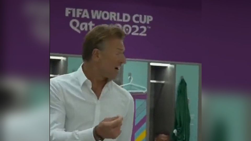 Director de Arabia Saudi grita a jugadores de la selección.