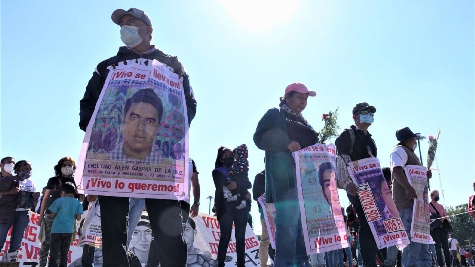Familiares de los 43 normalistas desaparecidos de Ayotzinapa.