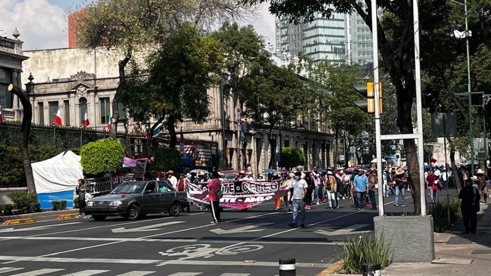 Maestros de Guerrero se manifiestan en la Secretaría de Gobernación.