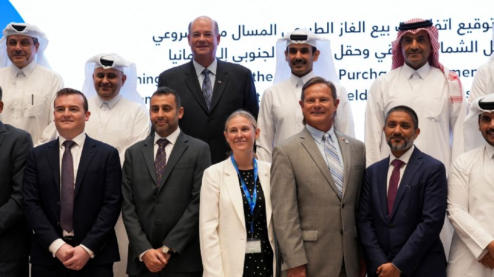 El director general de QatarEnergy y ministro de Energía de Qatar, Saad al-Kaabi, y el director general de ConocoPhillips, Ryan Lance