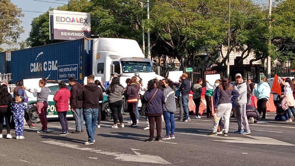 Padres y madres de familia protestan en avenida Vallejo ante posible caso de abuso a alumnos de primaria.